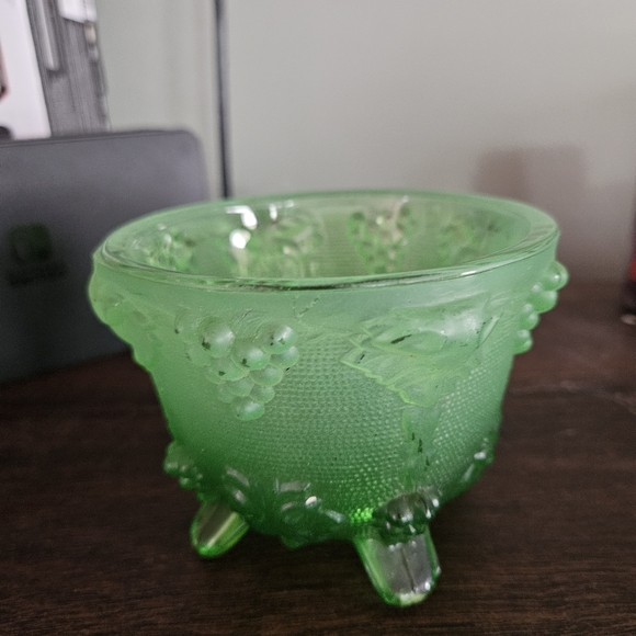 Vintage and Rare 1950's Footed Emerald Candy Dish with Grape and Leaf Pattern - Picture 2 of 9